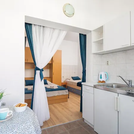 Near Central Beach With Free Parking *