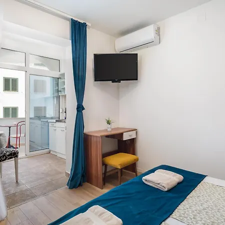 Near Central Beach With Free Parking