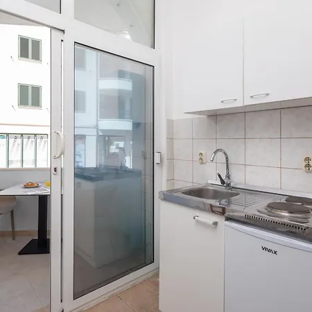 Near Central Beach With Free Parking *