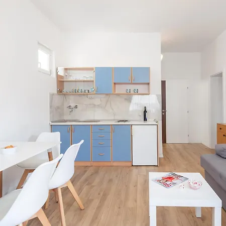 Near Central Beach With Free Parking *