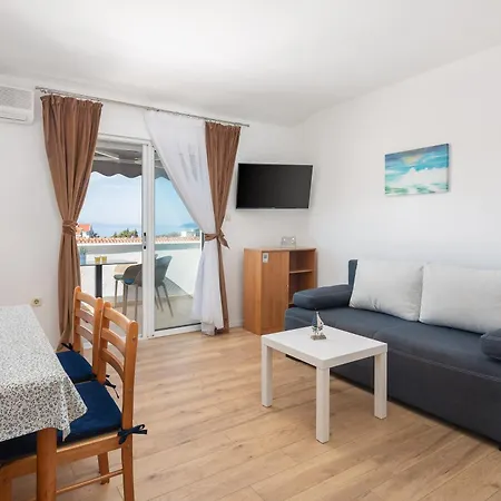 Near Central Beach With Free Parking *