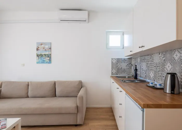 Near Central Beach With Free Parking Apartment *