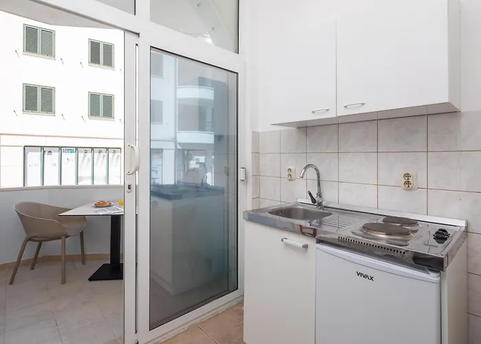 Near Central Beach With Free Parking *