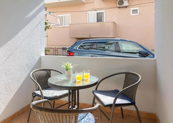 Near Central Beach With Free Parking Apartment Makarska
