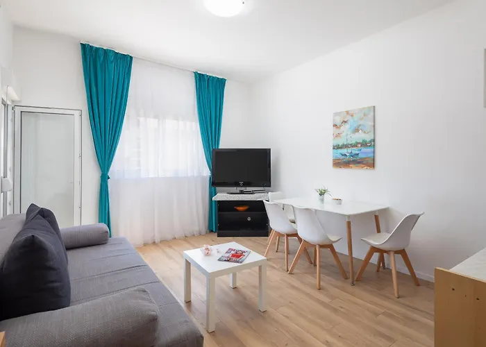 Apartment Near Central Beach With Free Parking