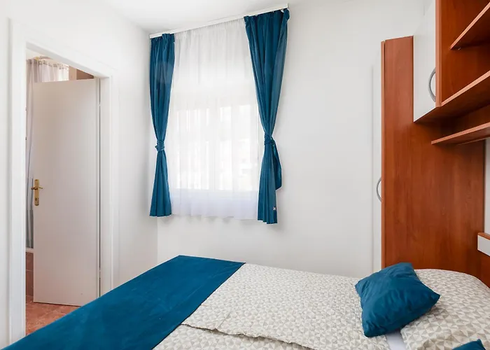 Apartment Near Central Beach With Free Parking