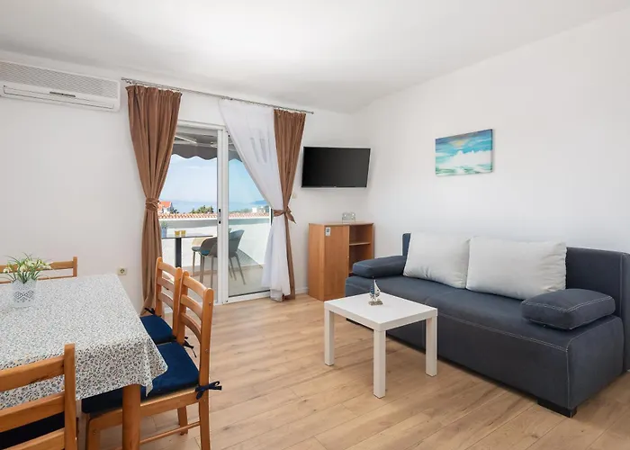 Near Central Beach With Free Parking *