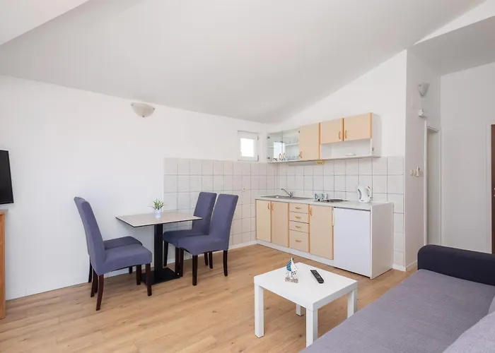 Near Central Beach With Free Parking *