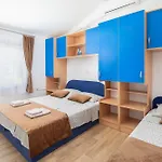 Near Central Beach With Free Parking Apartment Makarska