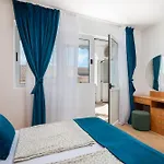 Near Central Beach With Free Parking *