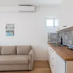 Near Central Beach With Free Parking Apartment *