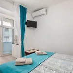 Near Central Beach With Free Parking Apartment Makarska