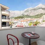 Near Central Beach With Free Parking Apartment Makarska