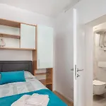Near Central Beach With Free Parking Apartment *