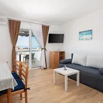 Near Central Beach With Free Parking *