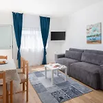 Near Central Beach With Free Parking Apartment *