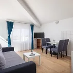 Near Central Beach With Free Parking *