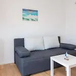 Near Central Beach With Free Parking Apartment *