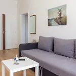 Near Central Beach With Free Parking Apartment