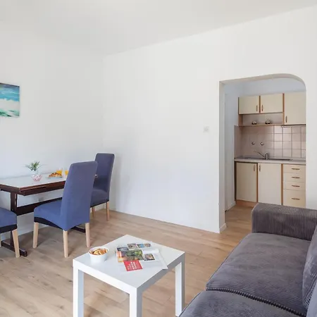 Near Central Beach With Free Parking Apartmán