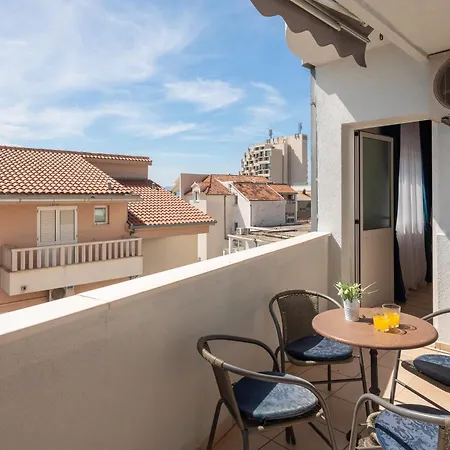 Near Central Beach With Free Parking Apartmán Makarská