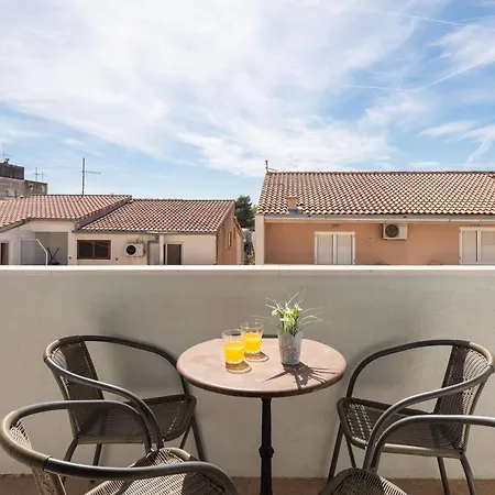 Near Central Beach With Free Parking Makarská