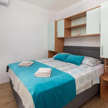 Near Central Beach With Free Parking *