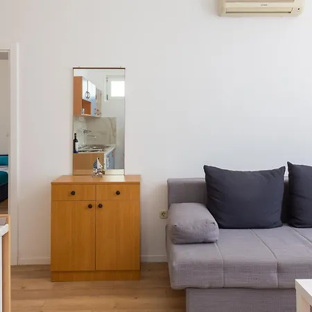 Near Central Beach With Free Parking *