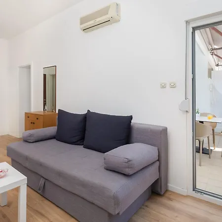 Near Central Beach With Free Parking 马卡尔斯卡