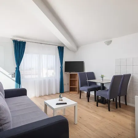 Near Central Beach With Free Parking *