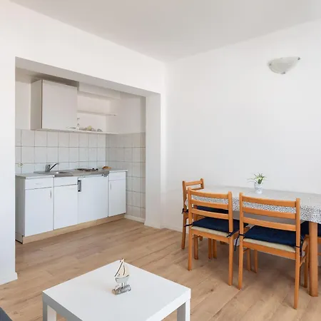 Near Central Beach With Free Parking