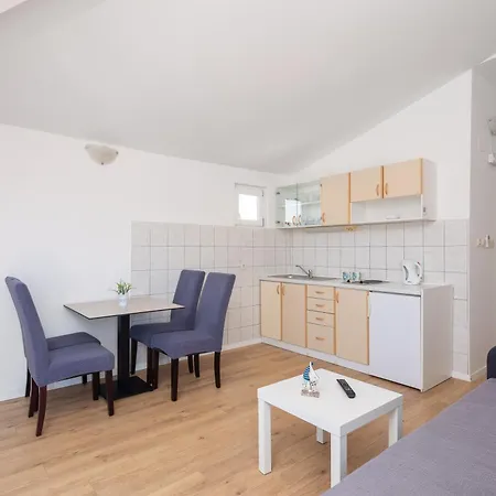 Near Central Beach With Free Parking *