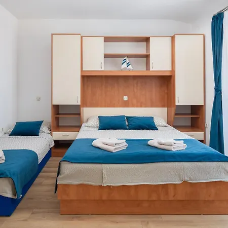 Near Central Beach With Free Parking Apartmán