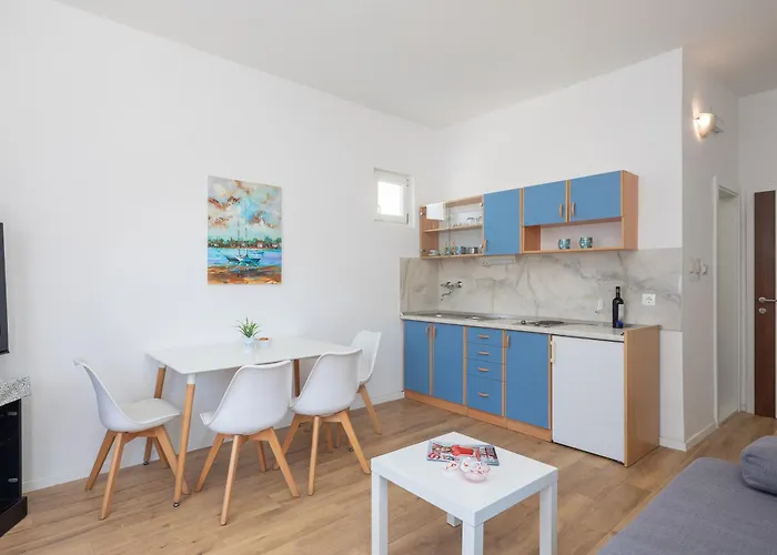 Near Central Beach With Free Parking