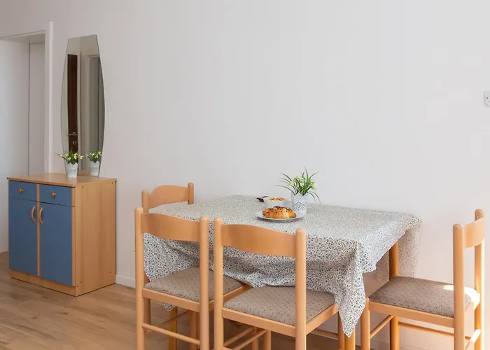 Near Central Beach With Free Parking דירה *