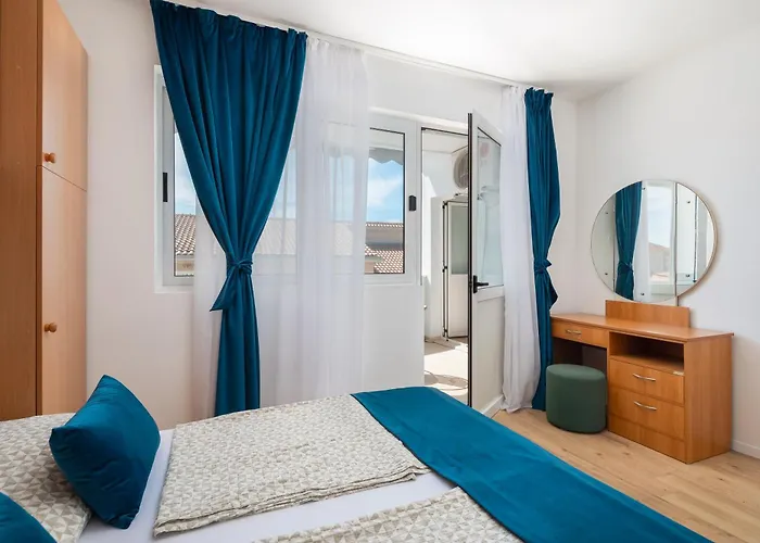 Near Central Beach With Free Parking *