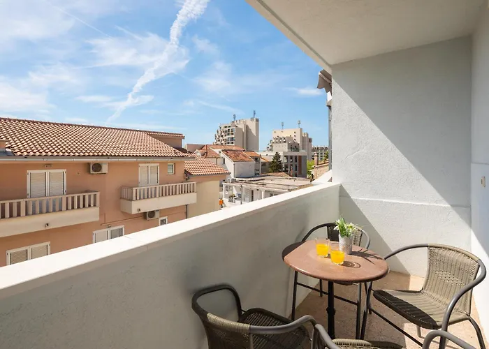 Apartment Near Central Beach With Free Parking *