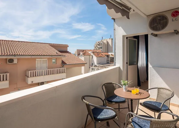 Near Central Beach With Free Parking Apartment Makarska