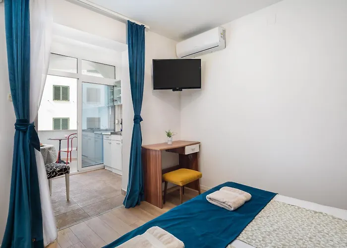 Near Central Beach With Free Parking