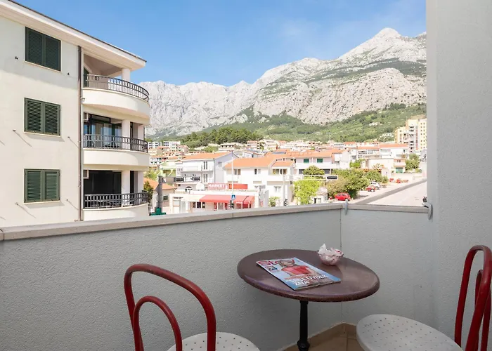 Near Central Beach With Free Parking Apartment Makarska
