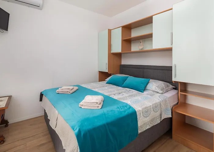 Near Central Beach With Free Parking *