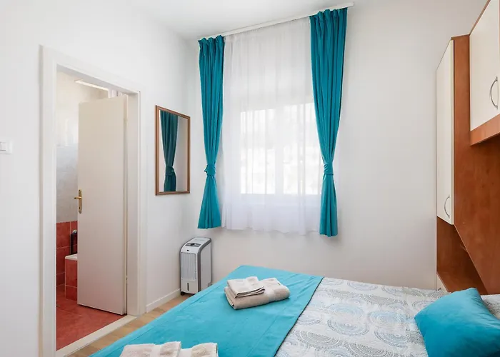 Near Central Beach With Free Parking מאקרסקה