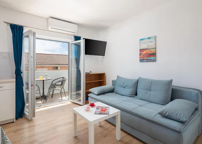 Near Central Beach With Free Parking דירה *