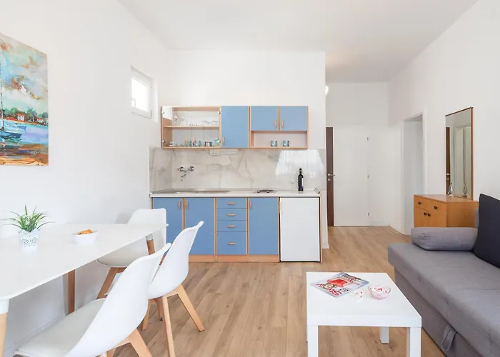 Near Central Beach With Free Parking *