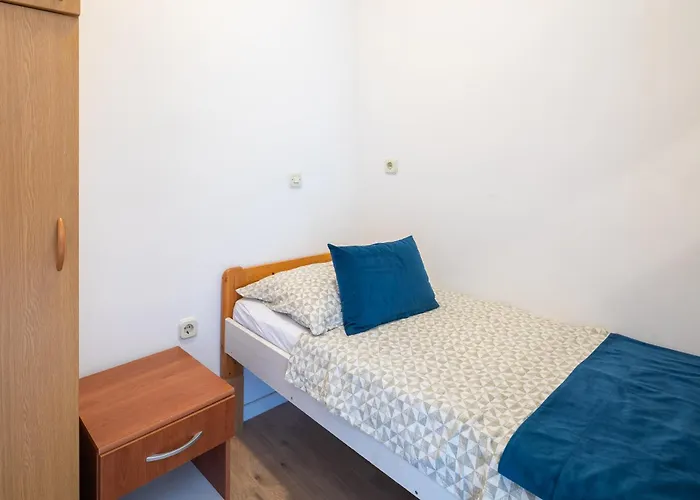 Near Central Beach With Free Parking Apartment