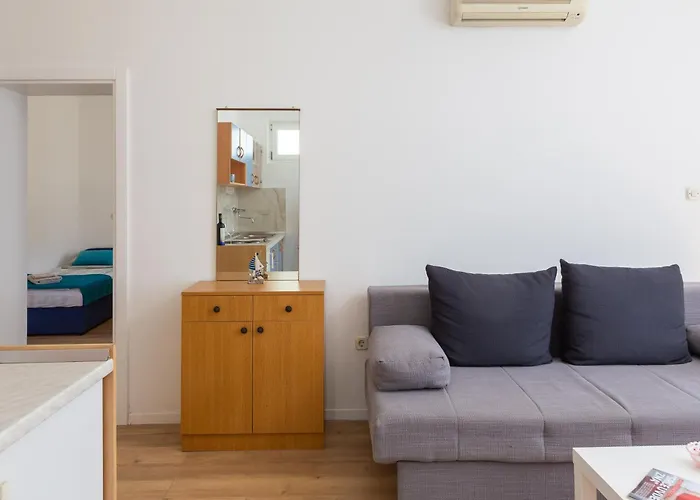 Near Central Beach With Free Parking *