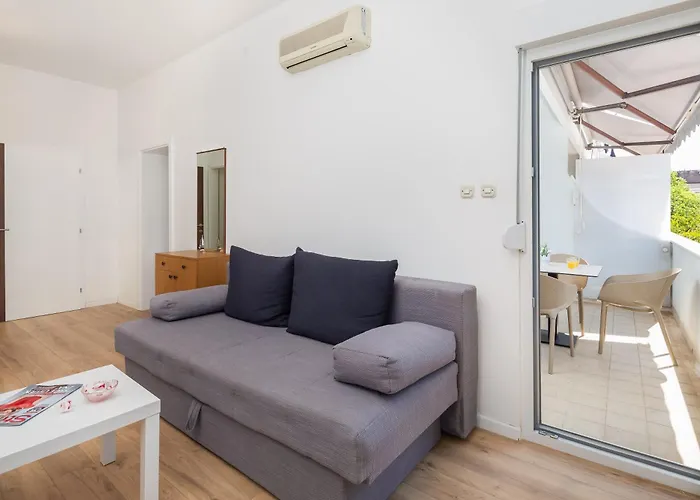 Near Central Beach With Free Parking מאקרסקה