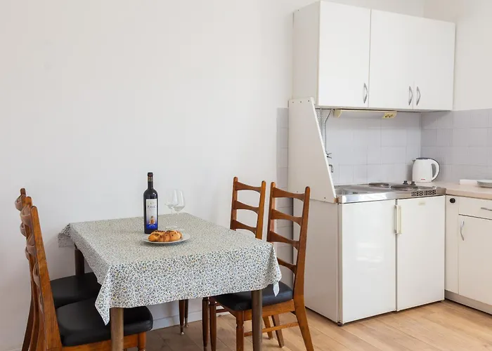 Near Central Beach With Free Parking Apartment *