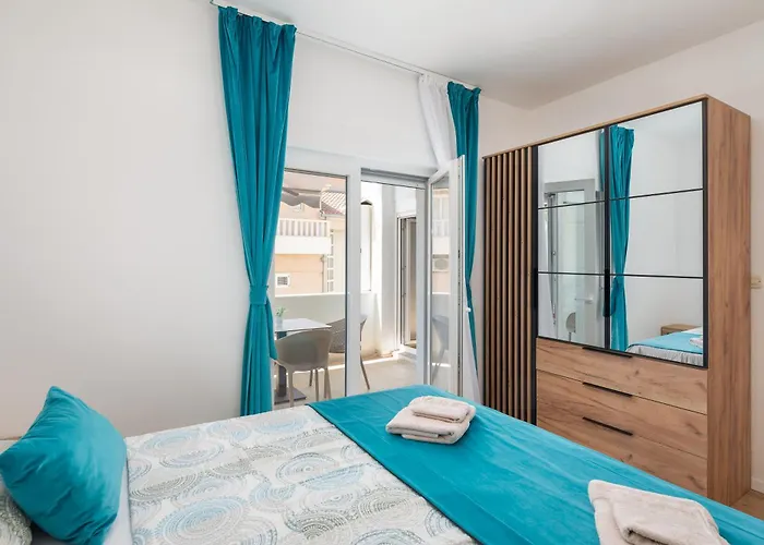 Near Central Beach With Free Parking דירה מאקרסקה