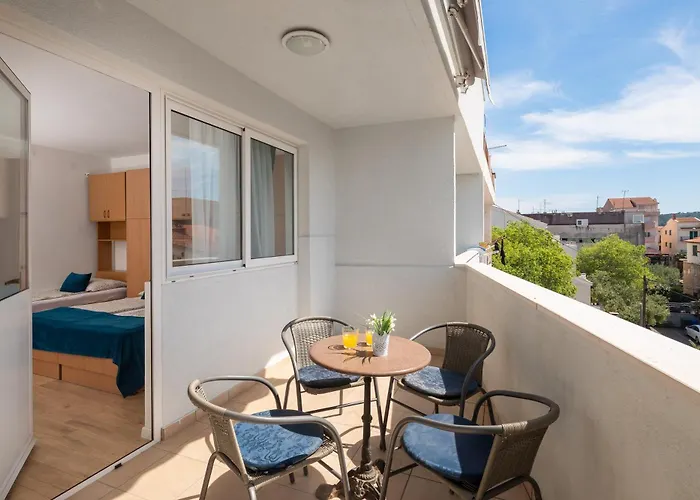 Near Central Beach With Free Parking מאקרסקה